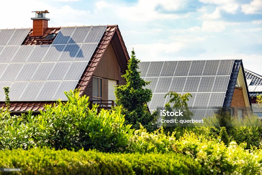 Haus mit Photovoltaik-Anlage (Platzhalter, noch mit Wasserzeichen — vor Veröffentlichung lizenzieren)
